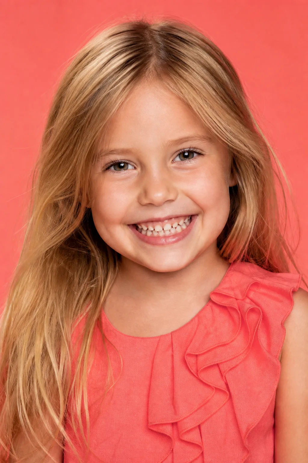 Retrato de una niña sonriente.